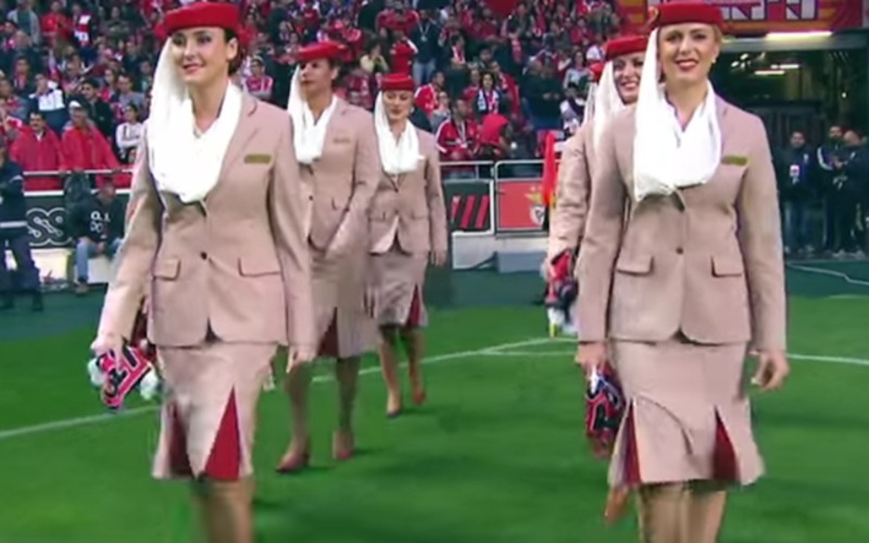 فيديو مضيفات طيران الإمارات يستعرضن موهبتهن في كرة القدم